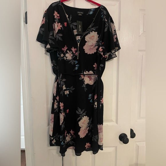 City Chic flutter sleeve dress - Picture 1 of 7